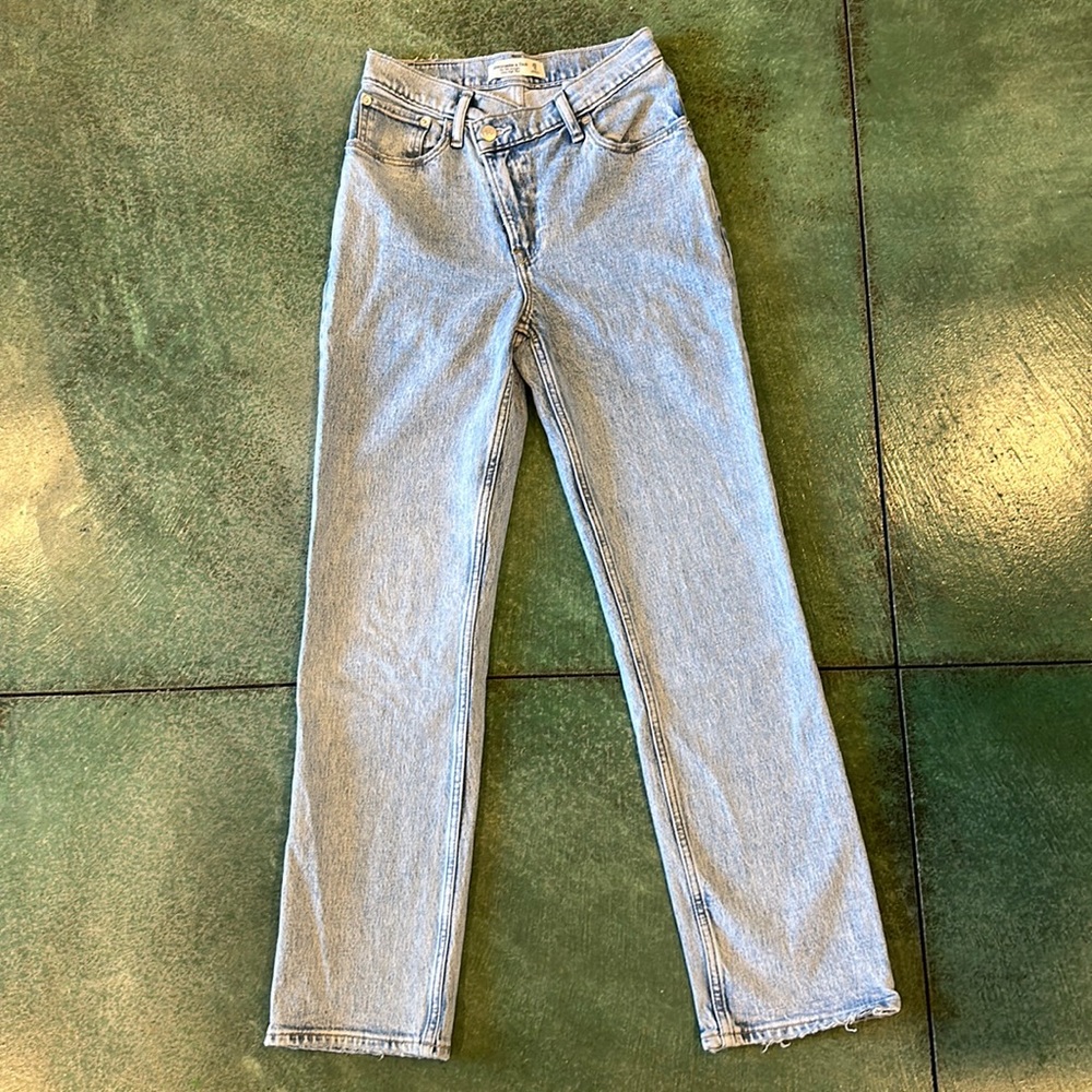 Abercrombie & Fitch 90s Straight Cross-Front Jeans